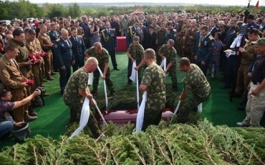 Щоб порожню труну ніхто не побачив: в мережі бурхливо обговорюють охорону біля могили Захарченко