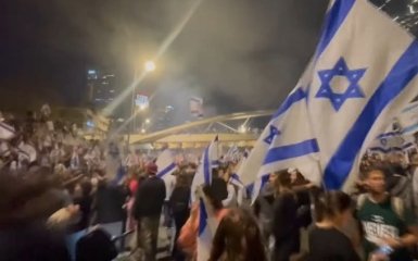В Израиле проходят массовые протесты после увольнения министра обороны — видео