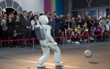 Порошенко поділився враженнями від зустрічі з роботом: з'явилося відео