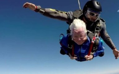 95-летняя бабушка отпраздновала день рождения прыжком с парашютом: появилось видео