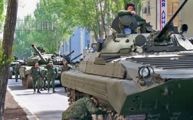 Готуються до "параду": з'явилися фото танків бойовиків в центрі Донецька