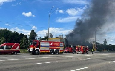 У Києві виникла пожежа на АЗС. Є постраждалі