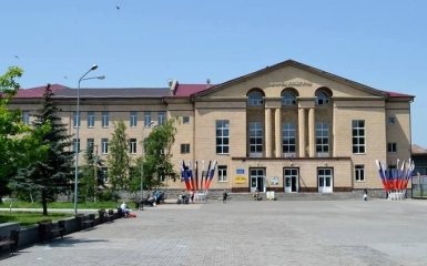 В оккупированном Донецке стали вывешивать флаги России: опубликованы фото и видео