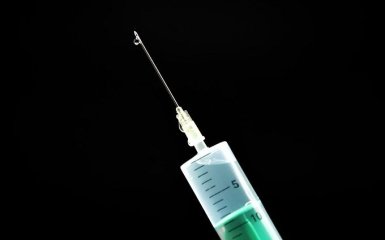 В США заявили о серьезном побочном эффекте после прививок Pfizer и Moderna