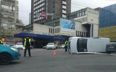 В центре Киева произошло масштабное ДТП, есть пострадавшие: появились фото