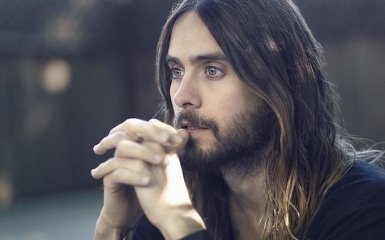 Джаред Лето безкоштовно заспівав для фанатів на пішохідному мосту в Києві - вражаюче відео