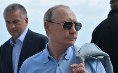 Путин за рулем "КамАЗа" открыл Керченский мост: появилось первое видео