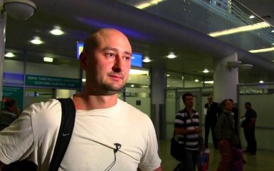 Давят еду и казнят ноутбук: в России назвали себя Африкой