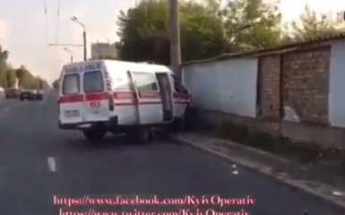 В Киеве произошло масштабное ДТП со "скорой": появилось видео момента