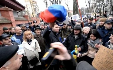 Над Парасюком пошутили за сорванный флаг России