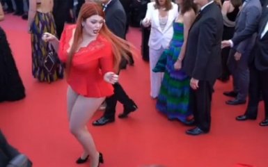 Російська модель втратила сукню на Каннському фестивалі: опубліковано курйозне відео