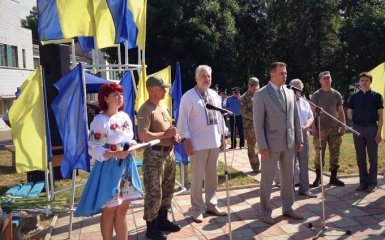 На звільненому Донбасі стався інцидент з мером міста і прапором Росії: з'явилося фото