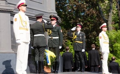 Драки, Сталин и удар по пропаганде Путина: фото, видео, подробности Дня победы в Украине