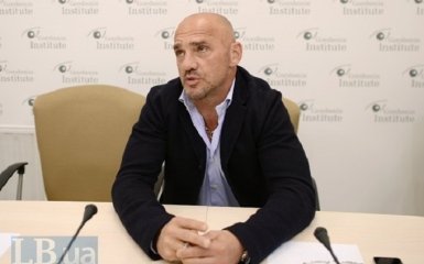 Нардеп, просматривавший "клубничку" в Раде, показал свою жену: опубликовано фото