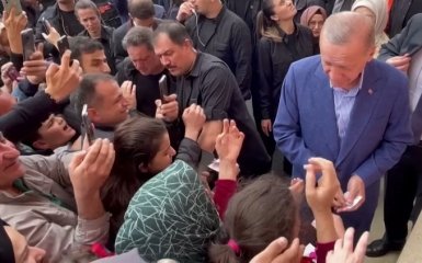 В Турции завершились выборы президента. Эрдоган раздавал деньги на избирательном участке — видео