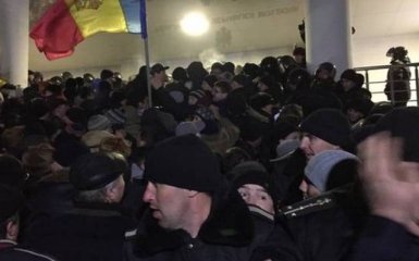 Протестувальники в Кишиневі увірвалися до будівлі парламенту