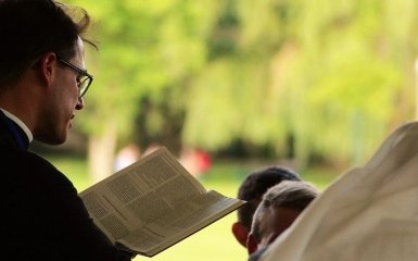 У Греції священник облив кислотою сімох митрополитів