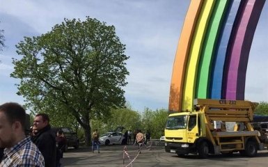 У Києві заблокували фарбування Арки Дружби народів: з'явилися фото