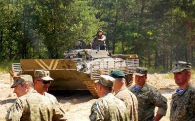 Офицеры США покатались на украинской боевой технике: появились фото