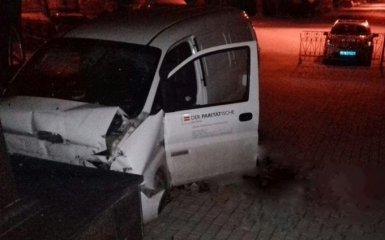 В Одессе микроавтобус влетел в памятник: опубликованы фото