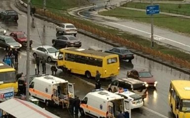 В Киеве случилось масштабное ДТП с маршруткой, есть пострадавшие: появились фото