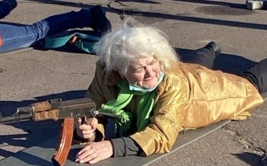 Готова дать отпор РФ: пожилая защитница Мариуполя стала звездой мировых СМИ
