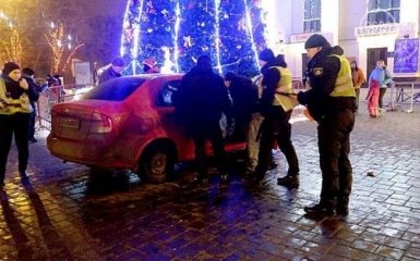 На Донеччині п'яний поліцейський влаштував ДТП з ялинкою: з'явилися фото