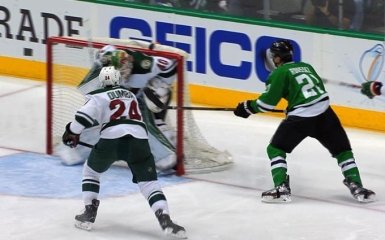 Вратарь "дикарей" забил курьезный автогол в НХЛ: опубликовано видео