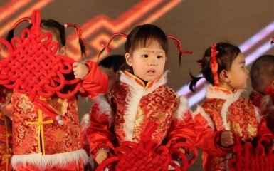 В Китае официально разрешили семьям иметь трех детей