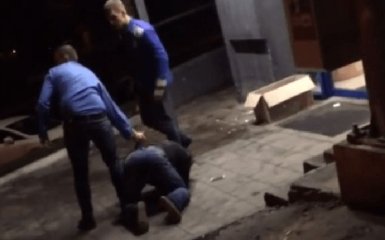 В Киеве охранники супермаркета избили человека: сеть возмутило видео