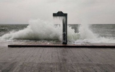 Пляжи Одессы после шторма украсили удивительные сосульки: появились фото и видео