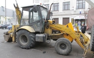 У Дніпрі трактор пошматував десяток авто: опубліковані фото