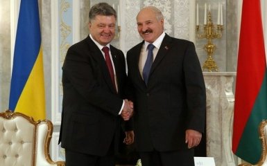 Обнаженная активистка Femen насмешила Порошенко и Лукашенко: появилось видео