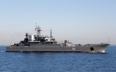 Военный корабль РФ столкнулся с сухогрузом на пути к оккупированному Крыму