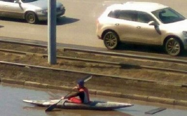 В России устроили заплыв на байдарке по луже на улице города: появились фото