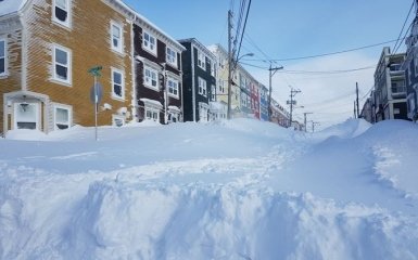 Замети вище трьох метрів: видовищні фото і відео рекордних снігопадів в Канаді