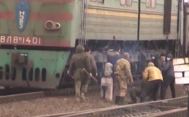 Сеть поразил человек с бензопилой в конфликте на блокаде Донбасса: появилось видео