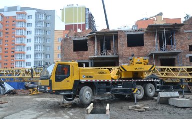 Под Киевом обвалился башенный кран, есть погибший: фото с места происшествия