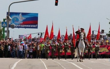 Боевики ЛНР вывели на улицы танки и вынесли российские флаги: появились фото и видео