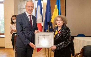 Писательница Лина Костенко получила от Франции орден Почетного легиона