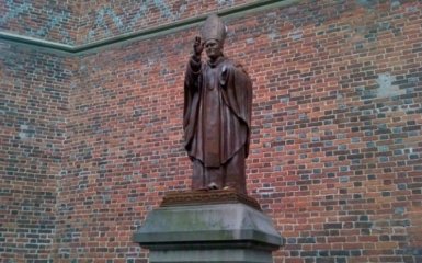 Под Львовом Папу Римского оставили без руки: опубликованы фото