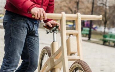 Житель столицы делает деревянные велосипеды
