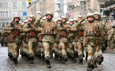 Захисники України вийшли на марш у Львові: опубліковані яскраві фото та відео