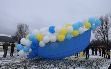В День Соборности в оккупированный Луганск отправили украинский флаг: опубликованы яркие фото и видео