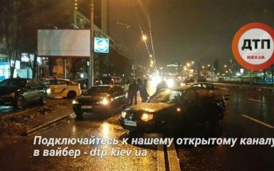 В Киеве произошло масштабное ДТП сразу с пятью машинами: появились фото