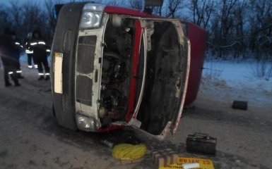 Автобус с пассажирами на Донбассе улетел в кювет, много пострадавших: появились фото