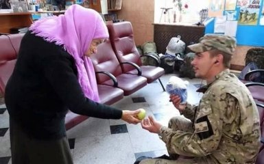 До слез: фото с украинским бойцом и бабушкой растрогало соцсети