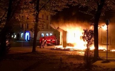 Во Львове сгорело отделение российского банка: опубликовано видео