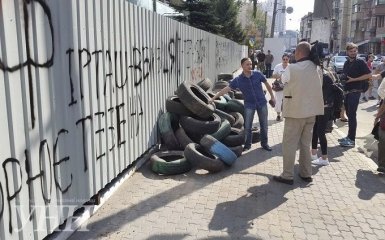 Підпал "Інтера": під офіс каналу підвезли шини, а в соцмережах обговорюють "протитанкову міну"