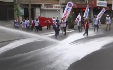 В Стамбуле первомайскую демонстрацию разгоняли водометами и газом: появилось видео